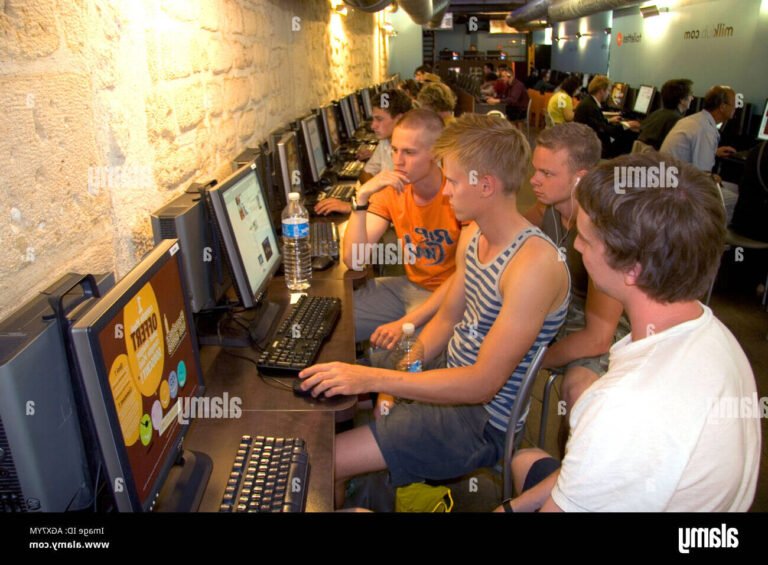 Comment Accéder à Mes Comptes sur le Site de la CAF Île-de-France 6 personne utilisant un ordinateur avec site caf visible