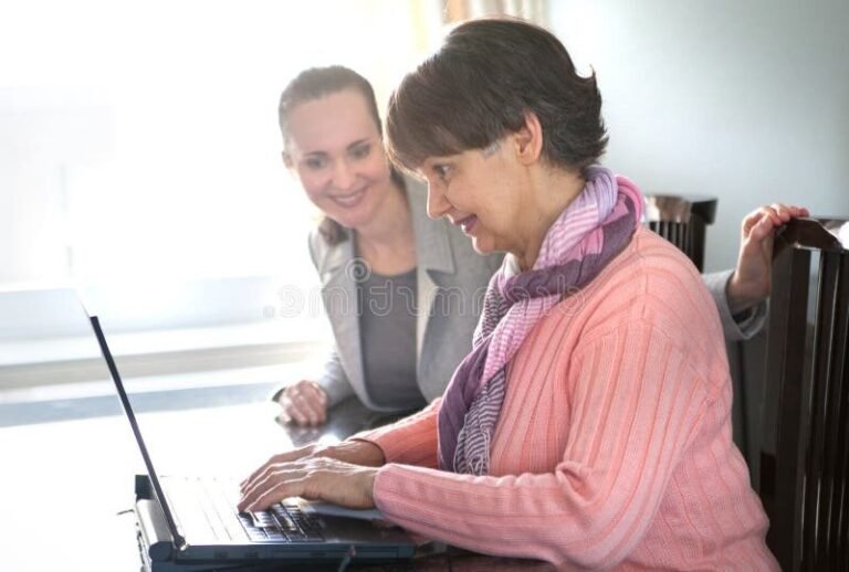 personne utilisant un ordinateur portable connecte