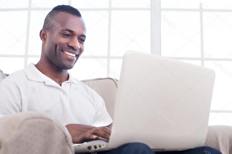 personne utilisant un ordinateur portable souriante