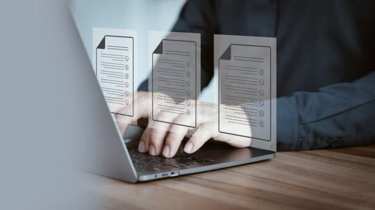 personne utilisant un ordinateur pour demarches administratives