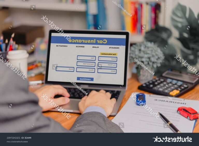 personne utilisant un ordinateur pour devis assurance voiture