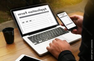 personne utilisant un ordinateur pour inscription en ligne