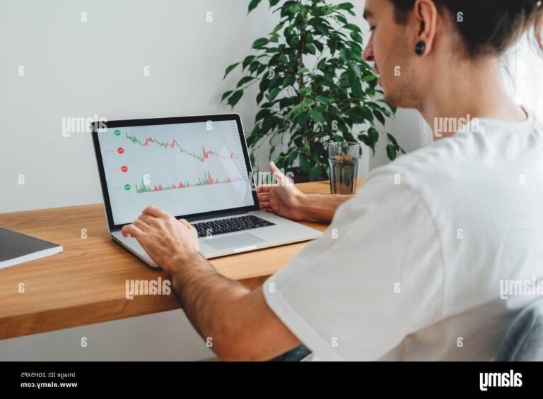 personne utilisant un ordinateur pour investir