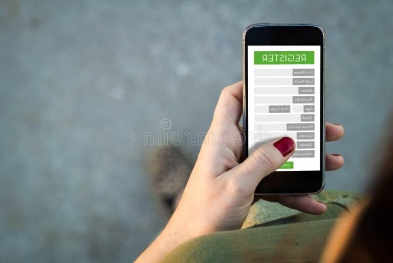personne utilisant un smartphone pour inscription