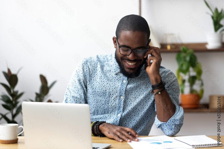 personne utilisant un telephone devant un bureau