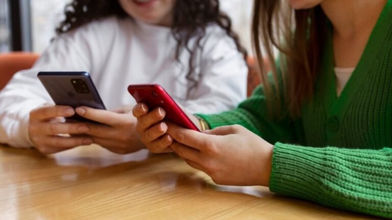 personne utilisant un telephone mobile moderne