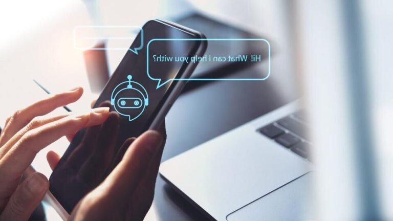 personne utilisant un telephone pour assistance client