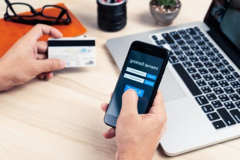 Comment Envoyer de L'argent Rapidement et Sécuritairement avec La Poste 14 personne utilisant une application mobile bancaire securisee