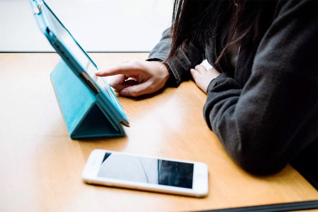 personne utilisant une tablette securisee bancaire