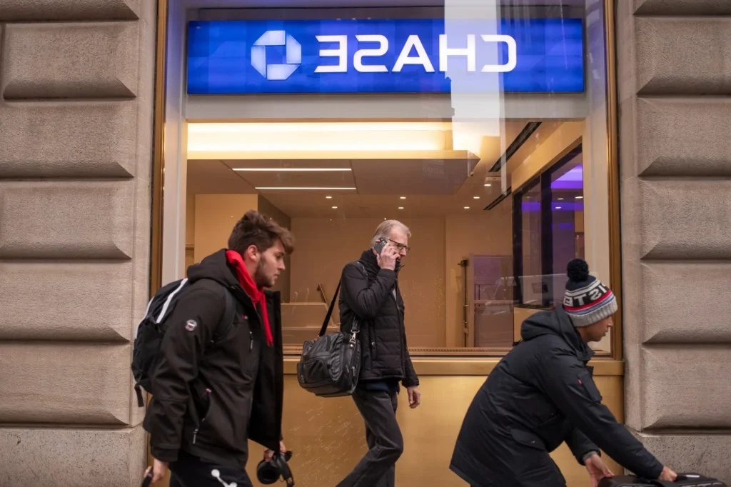 personnes avec valises devant agence bancaire moderne