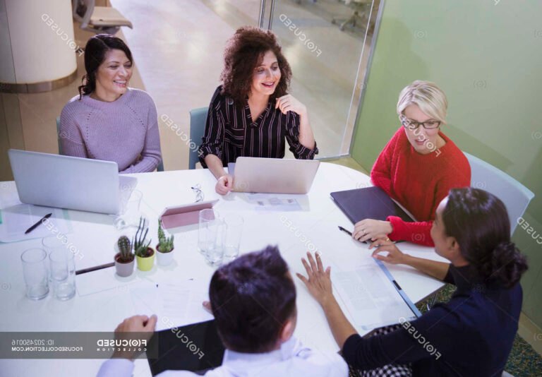 personnes discutant autour dordinateur portable