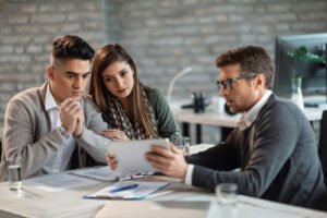 personnes discutant autour dun contrat dassurance vie