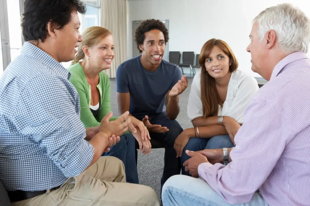 Quelle Mutuelle Choisir Selon Les Avis Des Consommateurs 1 personnes discutant autour dune mutuelle sante