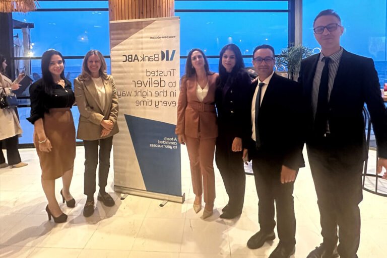 personnes echangeant des cartes de parrainage