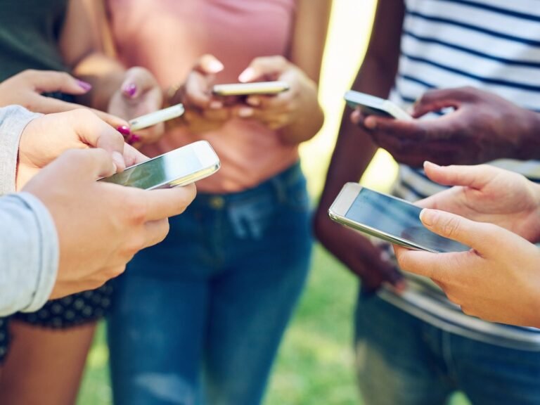 personnes partageant de largent via smartphone