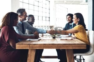 personnes serrant la main avec contrat visible