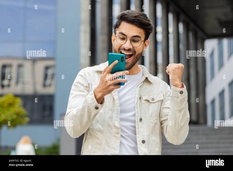 personnes utilisant smartphone pour cagnotte en ligne