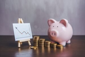 petite tirelire et pieces de monnaie empilees