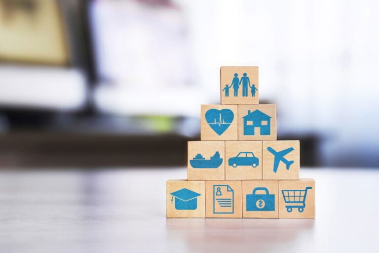 pile de contrats dassurance vie colores