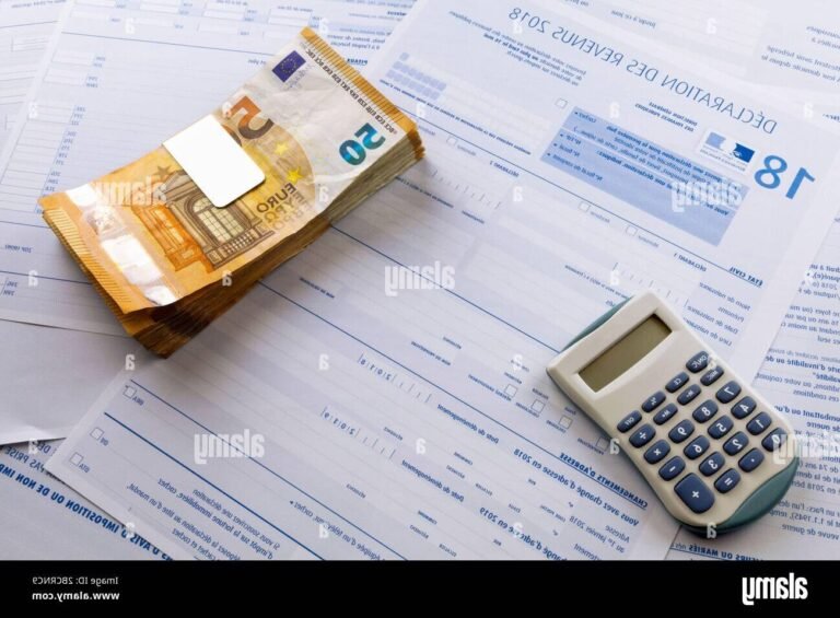 piles de documents fiscaux avec une calculatrice