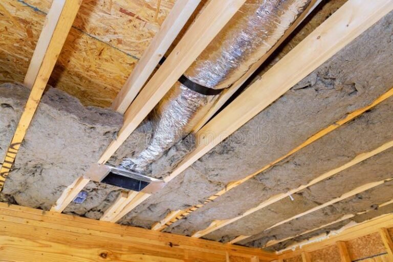 plafond en construction avec isolation visible