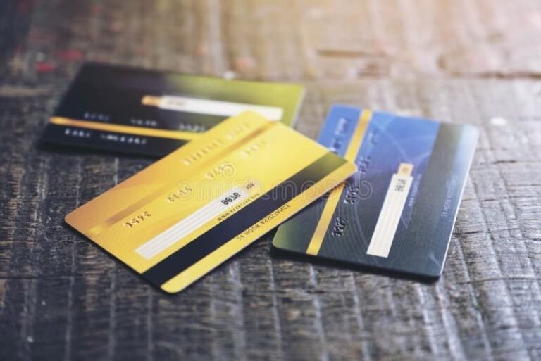 plusieurs cartes bancaires sur une table