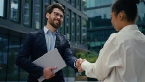 poignee de mains entre particuliers souriants