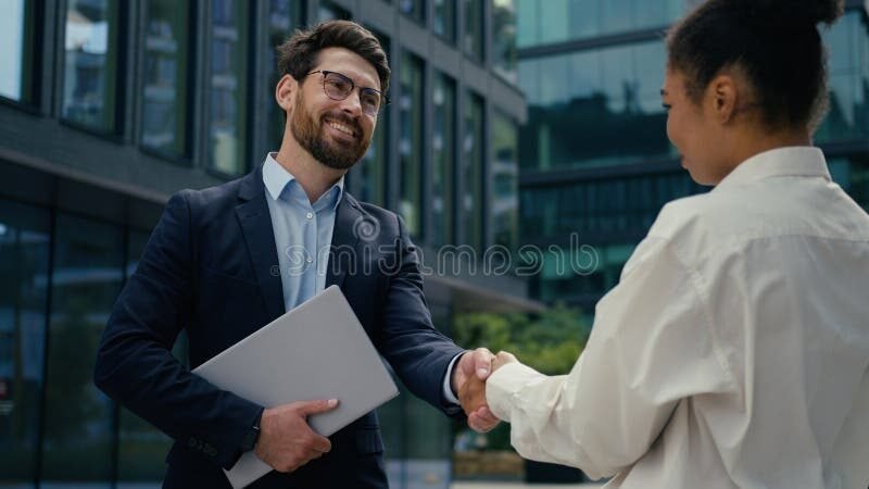 Comment Obtenir Un Prêt Entre Particuliers Sans Frais Ni Intermédiaire 2 poignee de mains entre particuliers souriants