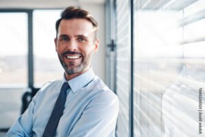 portrait professionnel homme affaires bureau moderne