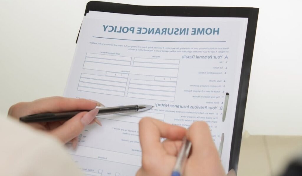 proprietaire examinant contrat assurance logement