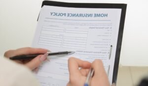 proprietaire examinant contrat assurance logement