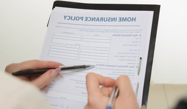 proprietaire examinant contrat assurance logement