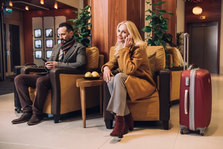 Comment Accéder à un Salon American Express Airport et Ses Avantages 3 salon daeroport luxueux avec voyageurs detendus