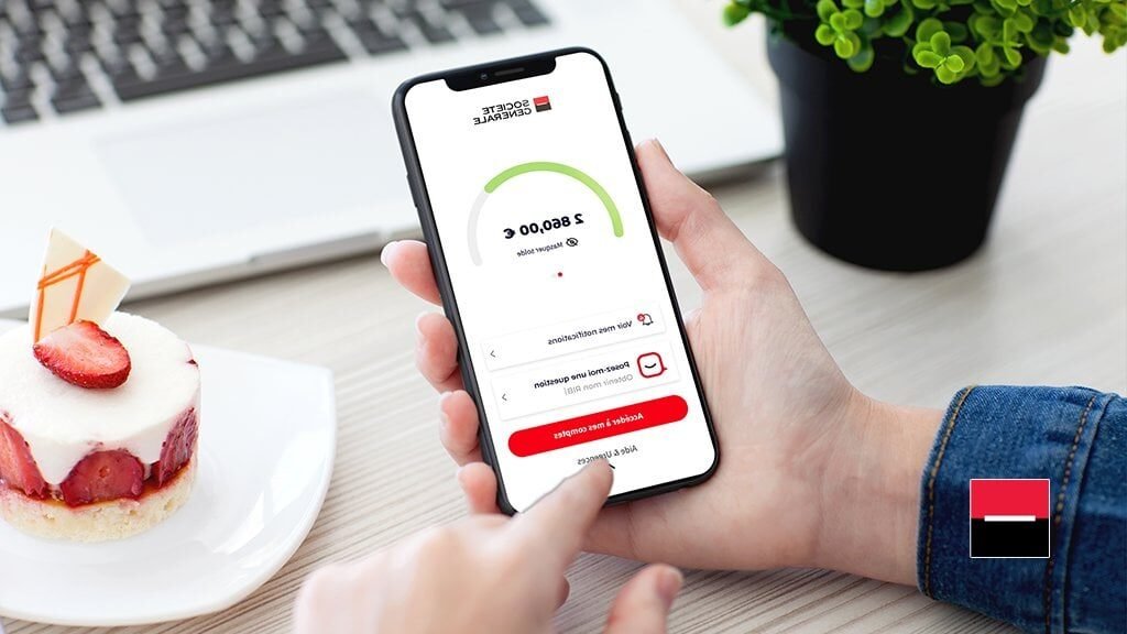 smartphone avec application bancaire societe generale ouverte