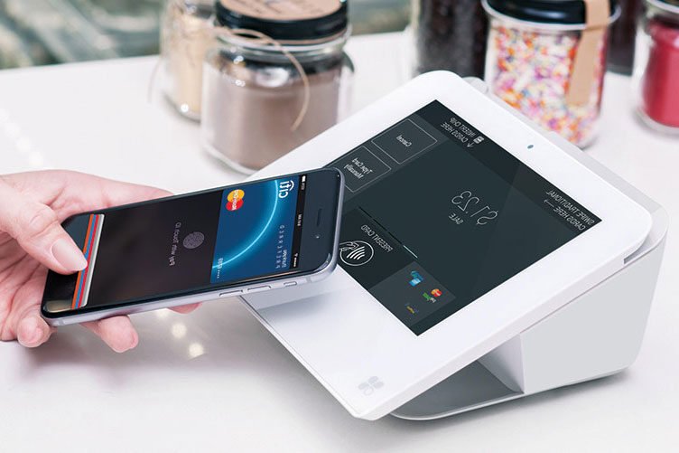 smartphone effectuant paiement sans contact securise