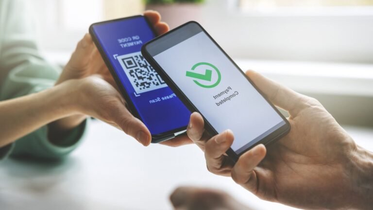 smartphone scannant un qr code digital