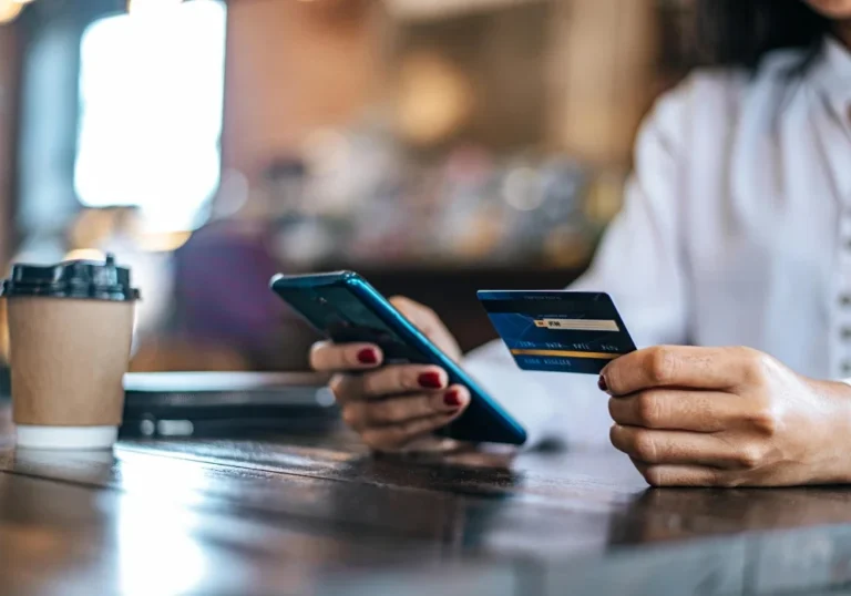 Comment Fonctionne Un Terminal De Paiement Électronique Pour Les Commerçants 16 terminal de paiement electronique en action devant magasin