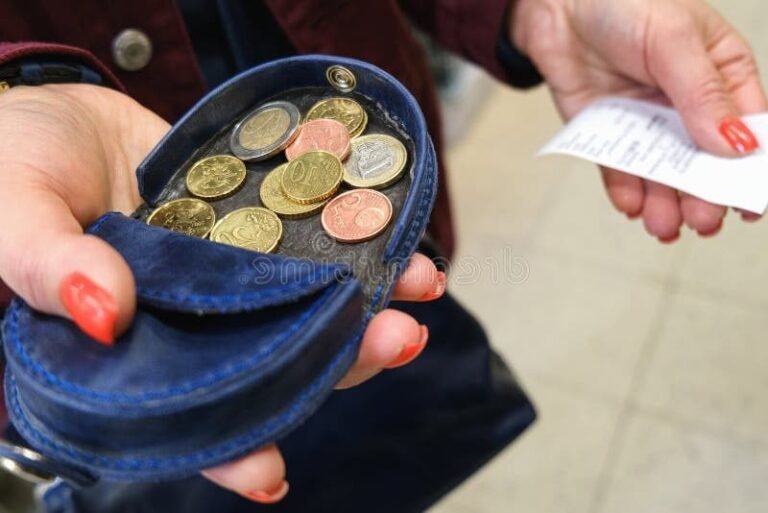 ticket de caisse avec pieces de monnaie scintillantes