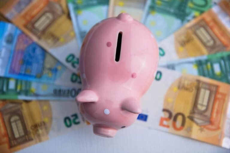 tirelire avec logo bnp paribas et euro