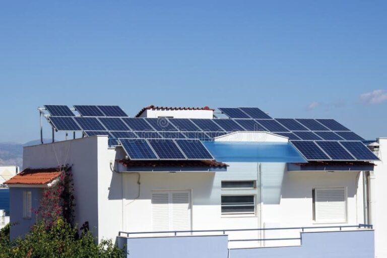 toiture avec panneaux solaires sous ciel bleu