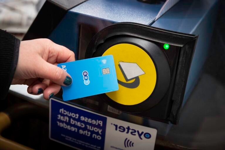 Comment Payer À Londres Sans Complications : Quelles Options Choisir 14 touriste payant avec carte bancaire contactless londres