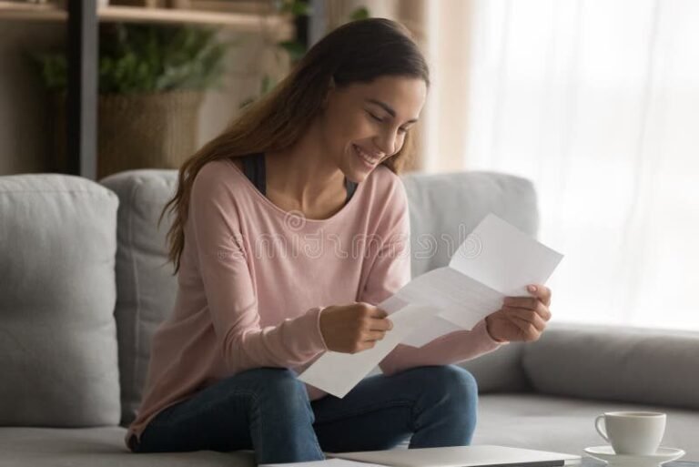un etudiant heureux recevant un pret bancaire