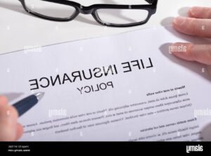 une main tenant un contrat dassurance vie