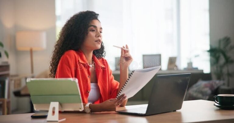 une personne reflechissant avec un document financier