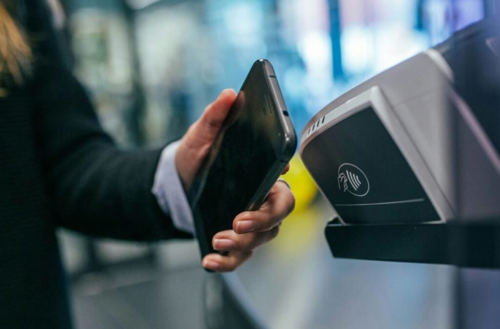 utilisateur confiant utilisant paiement mobile securise