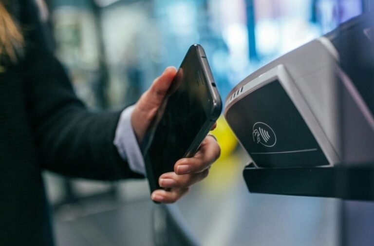 utilisateur confiant utilisant paiement securise mobile