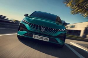 voiture electrique moderne avec logo stellantis lumineux