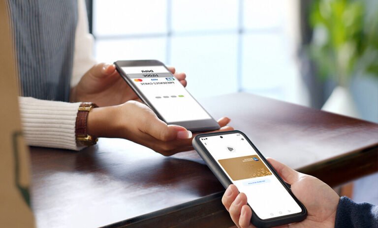 voiture et smartphone avec logo banque populaire