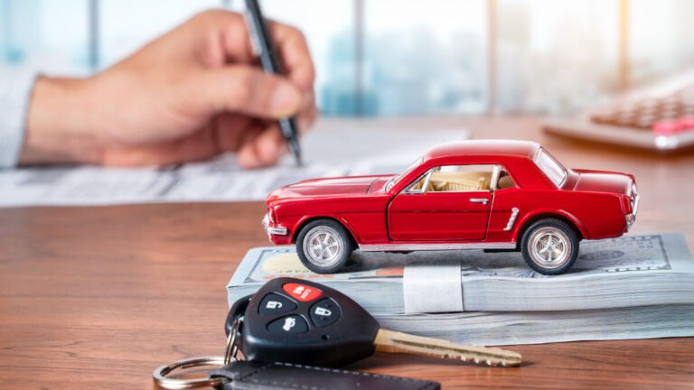 voiture neuve avec cle et banque en arriere plan